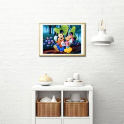 Broderie Diamant <br> Mickey Et Minnie Sous La Pluie -Atelier Broderie Diamant broderie diamant mickey et minnie sous la pluie decor atelier broderie diamant