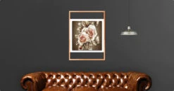 Broderie Diamant Roses Blanches -Atelier Broderie Diamant smartmockups.com fr mockup portrait poster hanging on the dark wall xFfdoZBmQ