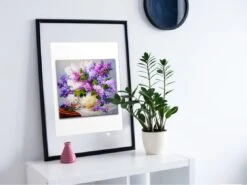 Broderie Diamant Bouquet De Fleurs De Lavande -Atelier Broderie Diamant smartmockups.com fr mockup portrait poster with on a table with flower ERqPDKqBT